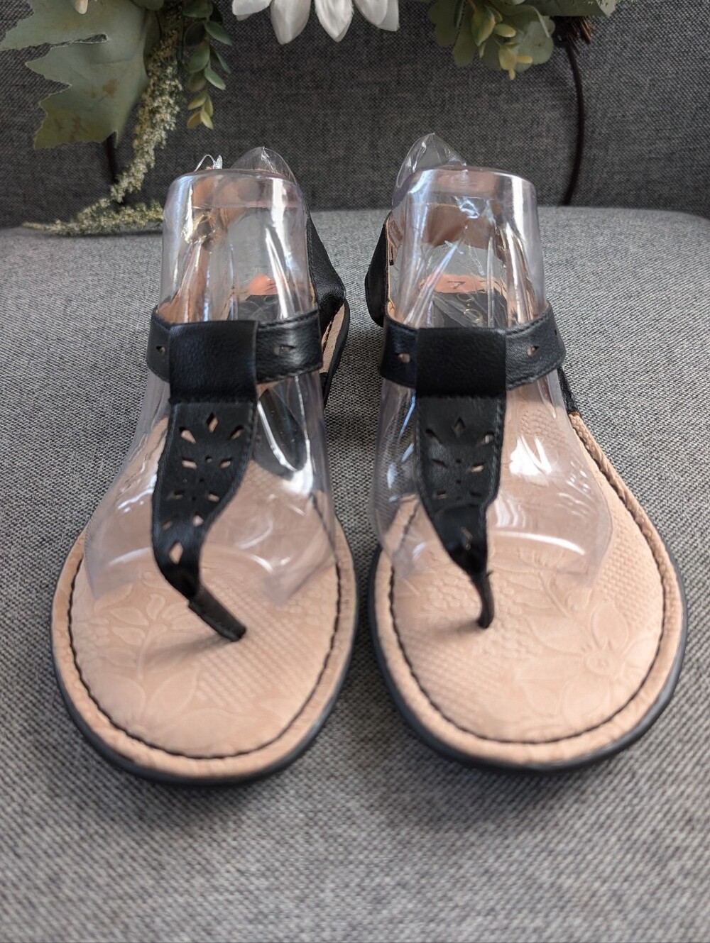 B.O.C. Black Tong Sandals New - Picture 2 of 4